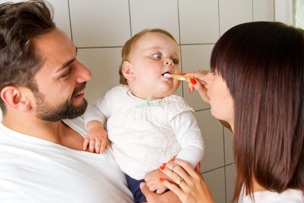Mit der Mundhygiene kann man gar nicht früh genug anfangen. Der erste Zahnarztbesuch sollte bereits mit sechs Monaten stattfinden. Doch rund zwei von drei kleinen Kindern gehen nicht zur Früherkennungsuntersuchung. (Bild: Jürgen Fälchle/fotolia.com)