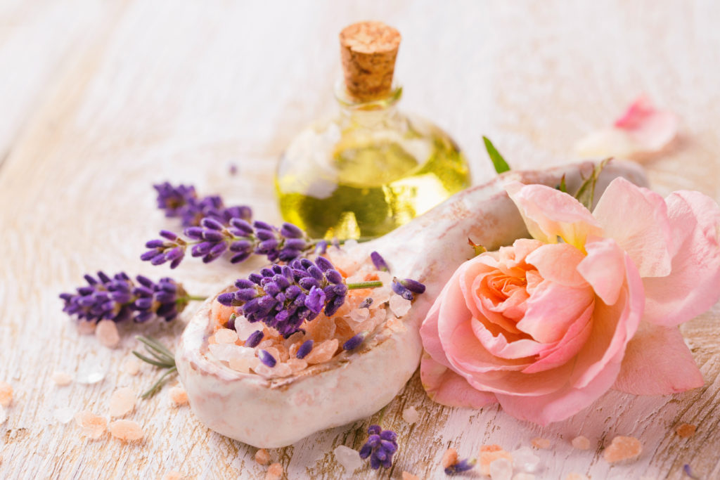 Rosenöl beruhigt und entspannt. Bild: Floydine - fotolia
