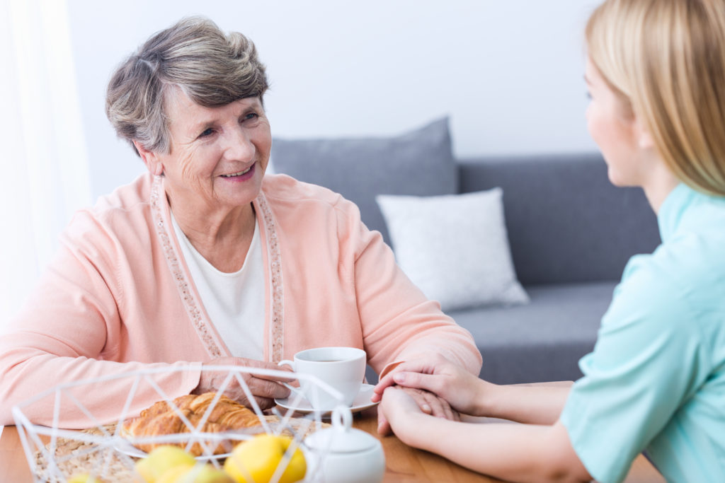 Regelmäßige soziale Kontakte sind eine wichtige Säule in der Alzheimer-Prävention. Denn Einsamkeit ist genauso schädlich wie z.B. Bluthochdruck oder Übergewicht. (Bild: Photographee.eu/fotolia.com) 