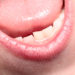 Bei Bläschen auf der Zunge können verschiedene Hausmittel  helfen. (Bild: TR Design/fotolia.com)