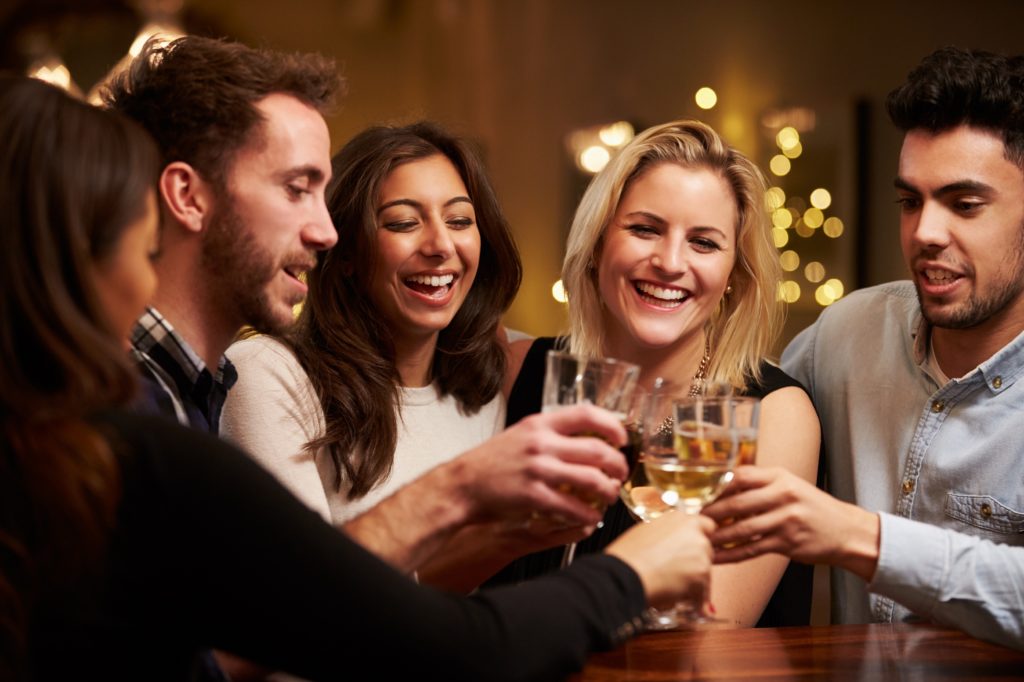 In der Vergangenheit galten Frauen bei alkoholischen Getränken eher als zurückhaltend. Doch mittlerweile trinken sie ähnlich viel wie Männer. Das wurde nun im Rahmen einer Studie festgestellt. (Bild: Monkey Business/fotolia.com)