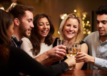 An Weihnachten wird oft etwas zu tief ins Glas geschaut. Ein hoher Alkoholkonsum gefährdet die Gesundheit. Experten geben Tipps, wie man ohne Kater durch die Festtage kommt. (Bild: Monkey Business/fotolia.com)
