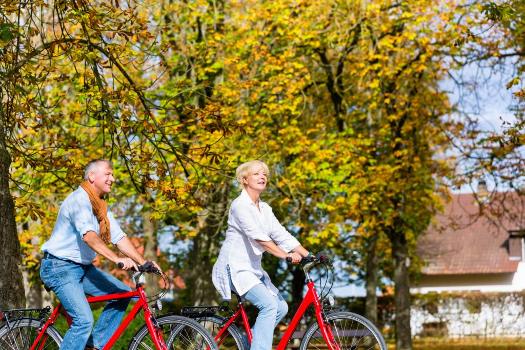 Etwa fünf Millionen Deutsche leiden an Arthrose. Heilbar ist die schmerzhafte Gelenkerkrankung nicht. Bewegung kann jedoch dazu beitragen, die Schmerzen zu lindern. (Bild: Kzenon/fotolia.com)