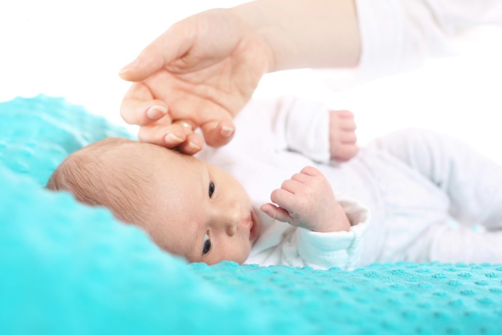 In Texas ist ein Baby zweimal zur Welt gekommen. Ärzte hatten das Mädchen aus der Gebärmutter geholt, einen Tumor am Steißbein entfernt und den Fötus der Mutter wieder eingesetzt. Zwölf Wochen später erfolgte die Kaiserschnittgeburt. (Bild: Robert Przybysz/fotolia.com)