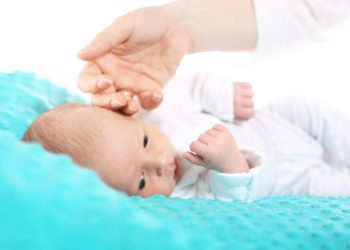 In England wäre ein einjähriges Baby fast an einer Infektion mit Herpesviren gestorben. Die Eltern und Gesundheitsexperten warnen davor, Kleinkinder von anderen zu küssen.
(Bild: Robert Przybysz/fotolia.com)