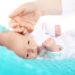In England wäre ein einjähriges Baby fast an einer Infektion mit Herpesviren gestorben. Die Eltern und Gesundheitsexperten warnen davor, Kleinkinder von anderen zu küssen.
(Bild: Robert Przybysz/fotolia.com)