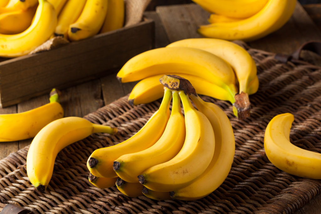 Bananen enthalten viel Fruchtzucker und sind daher beliebte Energielieferanten. Für den schnellen Energiekick eignen sich am besten reife Früchte. (Bild: Brent Hofacker/fotolia.com)