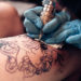 Etwa jeder Achte in Deutschland hat sich bereits ein Tattoo stechen lassen. Eine aktuelle Befragung hat nun gezeigt, dass Tätowierungen für viele Menschen als gesundheitlich unbedenklich gelten. (Bild: belyjmishka/fotolia.com)