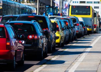 Schlange von Autos in einer Stadt.