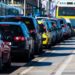 Schlange von Autos in einer Stadt.