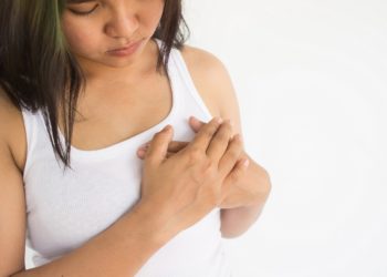 Schmerzen im Bereich der Brustwarzen haben oft harmlose Gründe. (Bild: chainat/fotolia.com)