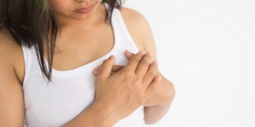 Schmerzen im Bereich der Brustwarzen haben oft harmlose Gründe. (Bild: chainat/fotolia.com)
