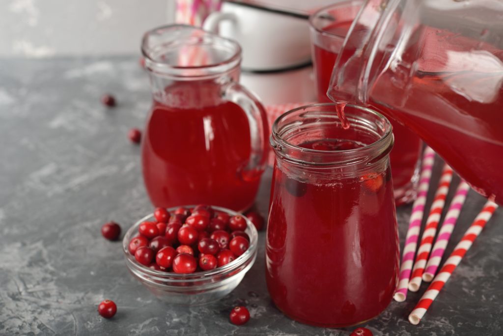 Roten Fruchtsäften aus Cranberrys oder Granatäpfeln wird eine gesundheitsfördernde Wirkung nachgesagt. Sie sollen unter anderem vor Blasenentzündungen schützen können. Im Test zeigte sich, dass manche Produkte das Geld nicht wert sind. (Bild: olyina/fotolia.com)