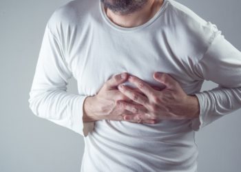 Einer neuen Studie zufolge erkranken wohl doppelt so viele Menschen wie bisher angenommen an einer lebensbedrohlichen Aortendissektion. Die Symptome, wie heftige Brustschmerzen, werden aber oft als Anzeichen eines Herzinfarkts missgedeutet. (Bild: Bits and Splits/fotolia.com)