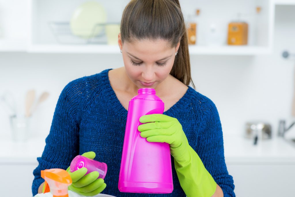 In unseren Haushalten lauern gesundheitliche Gefahren, welche den meisten Menschen wahrscheinlich nicht einmal bewusst sind. Mediziner fanden heraus, dass viele Produkte in unseren Haushalten ungesunde Duftstoffe enthalten. Auch öffentliche Gebäude, Krankenhäuser und Flugzeuge sind häufig von dem Problem betroffen. (Bild: Picture-Factory/fotolia.com)