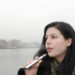Immer mehr Menschen nutzen E-Zigaretten. Manche von ihnen wollen dadurch Schritt für Schritt mit dem Rauchen aufhören. Doch beim Rauchstopp helfen die elektrischen Verdampfer nur bedingt. (Bild: tunedin/fotolia.com)