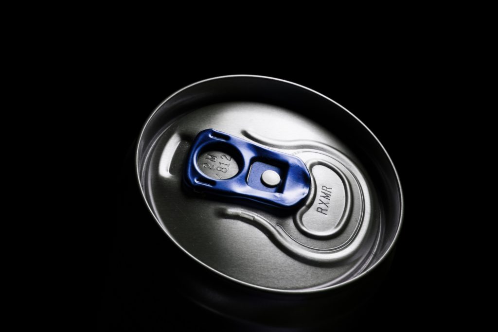Energydrinks sind vor allem bei Jugendlichen beliebt. Die süßen, koffeinhaltigen Getränke können der Gesundheit schaden. Vor allem, wenn sie in Kombination mit Alkohol konsumiert werden. (Bild: spql/fotolia.com)