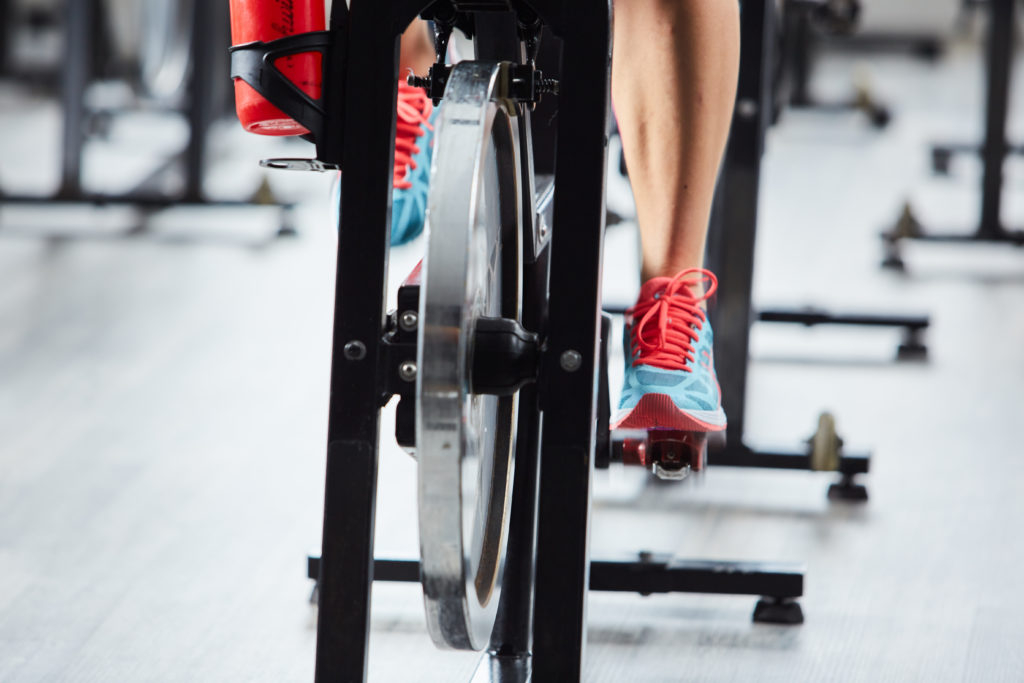 An einem bayerischen Gymnasium müssen Schüler im Rahmen eines Modellprojekts im Unterricht nicht mehr still sitzen. Sie verbringen den Unterricht auf einem Ergometer. Das dient auch der Konzentration. (Bild: matteozin/fotolia.com)