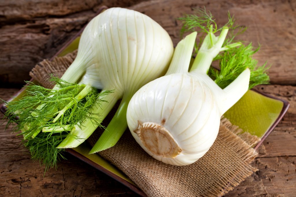 Bei Fenchel scheiden sich die Geister. Manche Menschen mögen das Gemüse wegen des intensiven Geschmacks nicht so gern. Gebraten schmeckt es etwas milder. Gesund sind die Knollen auf jeden Fall. (Bild: karepa/fotolia.com)