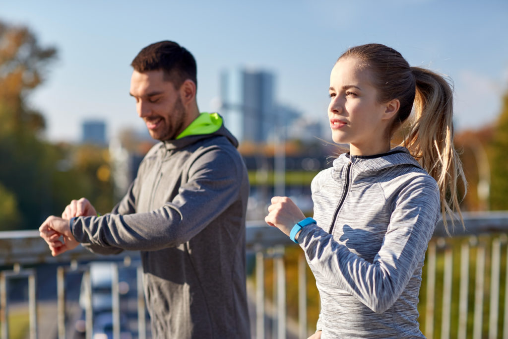 Laut einer aktuellen Umfrage nutzt rund jeder vierte deutsche Internetnutzer Fitness-Tracker und Gesundheits-Apps. Von manchen Experten wird dieser Trend kritisch gesehen. (Bild: Syda Productions/fotolia.com)