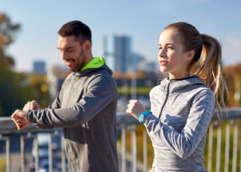 Laut einer aktuellen Umfrage nutzt rund jeder vierte deutsche Internetnutzer Fitness-Tracker und Gesundheits-Apps. Von manchen Experten wird dieser Trend kritisch gesehen. (Bild: Syda Productions/fotolia.com)