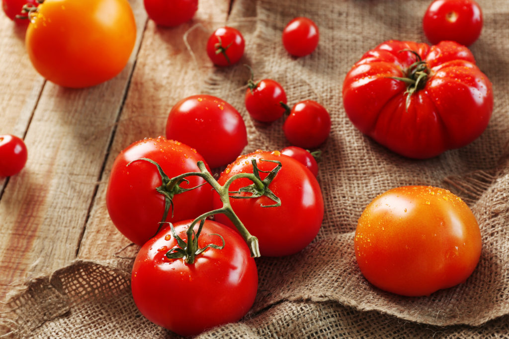 Tomaten entfalten ihr Aroma außerhalb des Kühlschranks (Africa Studio/ fotolia.com)