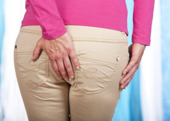 Schmerzen am Gesäß können leicht bist stark sein. Viele Betroffene klagen über einen längeren Zeitraum über starke Schmerzen. Bild: absolutimages - fotolia