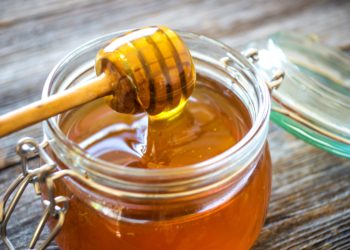 Honig wird schon seit langem gegen gesundheitliche Beschwerden eingesetzt. Das beliebte Süßungsmittel kann aber auch beim Abnehmen helfen. (Bild: Dani Vincek/fotolia.com)