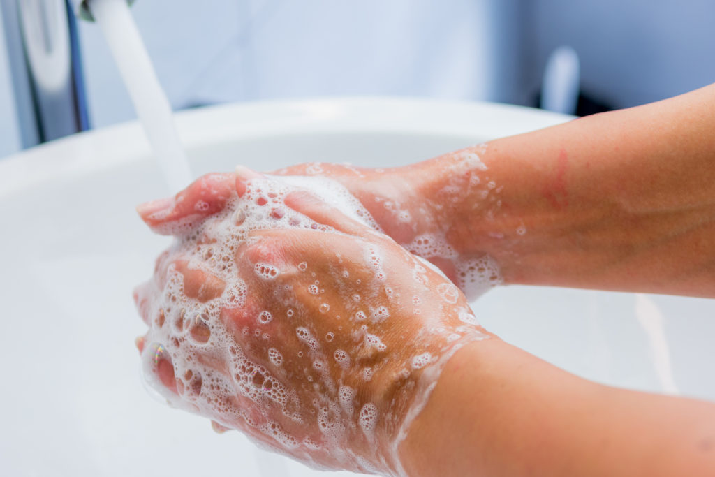 Regelmäßiges Händewaschen ist ein wichtiger Beitrag für einen effektiven Schutz vor Infektionskrankheiten. Dafür muss es allerdings gründlich genug ausgeführt werden. (Bild: Picture-Factory/fotolia.com)
