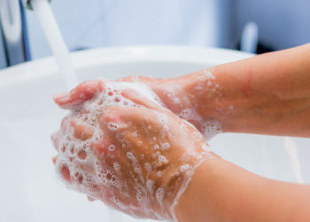 Händewaschen ist eine alltägliche Angelegenheit, die für die Gesundheit außerordentlich wichtig ist. Richtig durchgeführte Händehygiene stellt einen effektiven Schutz vor Krankheiten dar. (Bild: Picture-Factory/fotolia.com)