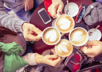 Kaffee galt lange Zeit als ungesund, doch heute weiß man, dass das beliebte Heißgetränk der Gesundheit sogar dienen kann. Wegen dem enthaltenen Koffein wirkt er zudem sehr gut gegen Müdigkeit. (Bild: ViewApart/fotolia.com)