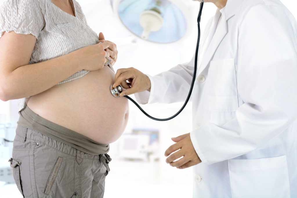 Der Anteil der Kaiserschnitte an den Entbindungen ist erstmals seit Jahren leicht zurückgegangen. (Bild: Dan Race/fotolia.com)
