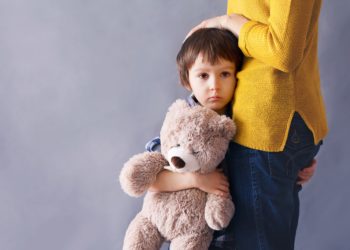 In der heutigen Zeit leiden immer mehr Kinder und Jugendliche unter starken Ängsten. Die Gründe dafür sind vielfältig. Mediziner raten dazu, dass betroffenen Jugendlichen in Beratungsgesprächen geholfen werden sollte. (Bild: Tomsickova/fotolia.com)