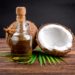 Kokosöl wird sowohl als Beauty-Produkt als auch in der Küche verwendet. Befürworter weisen auf die gesundheitlichen Vorteile des Pflanzenfetts hin. Kritiker zweifeln diese jedoch an. (Bild: aedkafl/fotolia.com)