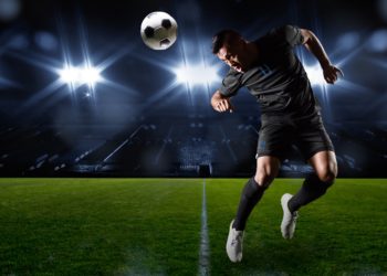 Viele Menschen in Deutschland und der restlichen Welt spielen gerne Fußball. Mediziner warnen jetzt vor den Gefahren für das Gehirn, welche durch Kopfbälle entstehen können. (Bild: Brocreative/fotolia.com)