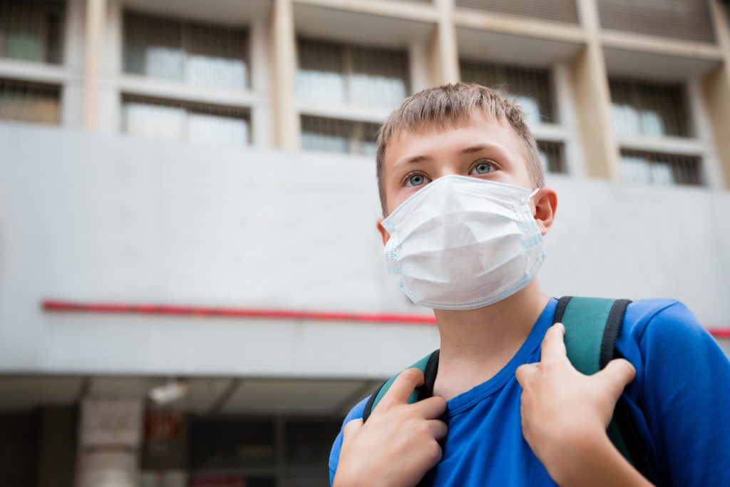 Laut einer neuen Studie des Kinderhilfswerks Unicef müssen weltweit rund 300 Millionen Kinder extrem verschmutzte Luft atmen. Weit über eine halbe Million sterben an den Folgen. (Bild: Stanislav Komogorov/fotolia.com)