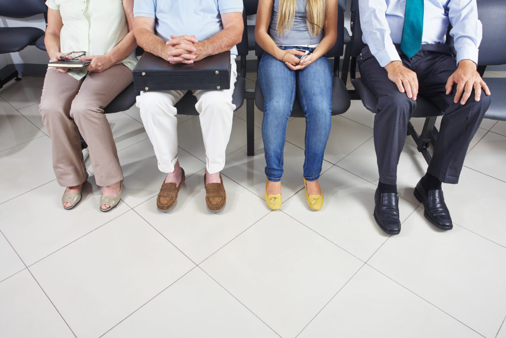 Da die Notaufnahmen in Kliniken oft aus allen Nähten platzen, haben Experten eine Notaufnahmegebühr vorgeschlagen. Kassenärzte sind gegen solche Strafgelder. (Bild: Robert Kneschke/fotolia.com)