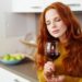 Wenn Frauen Probleme mit ihrem Hormonspiegel haben könnte ihnen vielleicht ein Glas Rotwein helfen. Mediziner entdeckten positive Auswirkungen von einer natürlichen Verbindung im Rotwein auf Frauen mit PCOS. (Bild: contrastwerkstatt/fotolia.com)