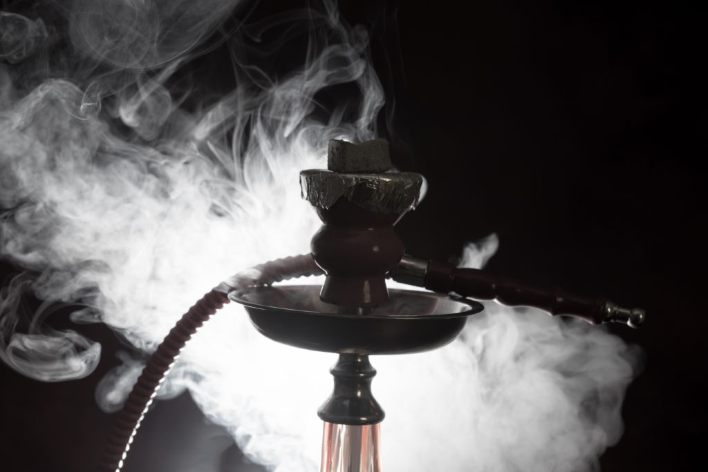 Drei junge Leute in Osnabrück haben sich durch den unsachgemäßen Gebrauch einer Shisha Rauchgasvergiftungen zugezogen. Zwei von ihnen mussten in einer Spezialklinik behandelt werden. (Bild: wisanuboonrawd/fotolia.com)