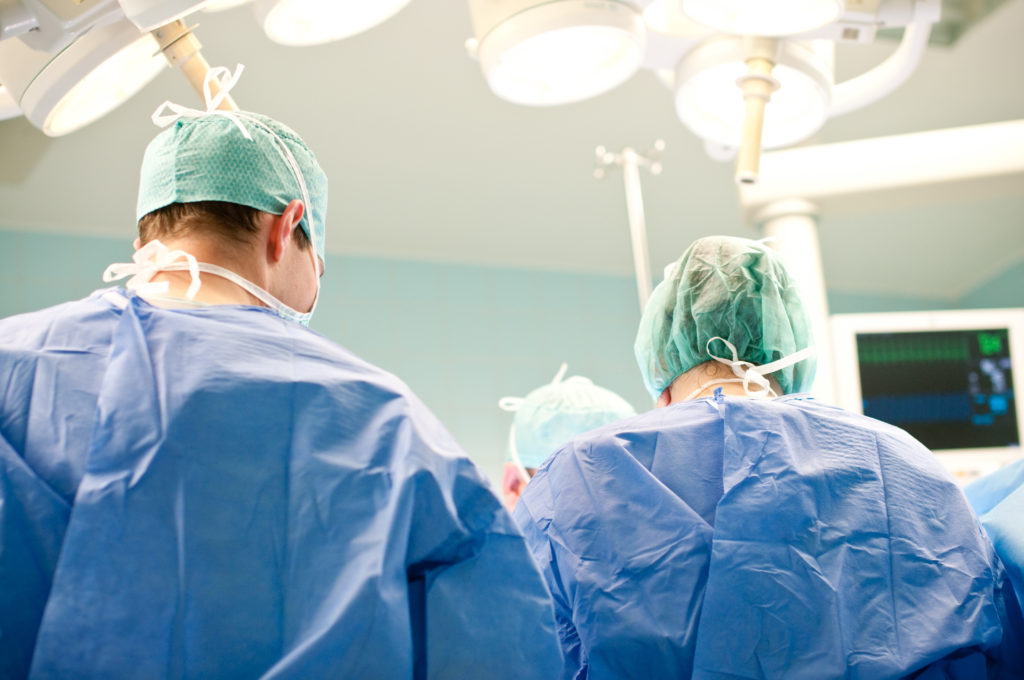 In New York haben Mediziner zwei an den Köpfen verbundene siamesische Zwillinge in einer 27-stündigen Operation erfolgreich getrennt. (Bild: Tobilander/fotolia.com)