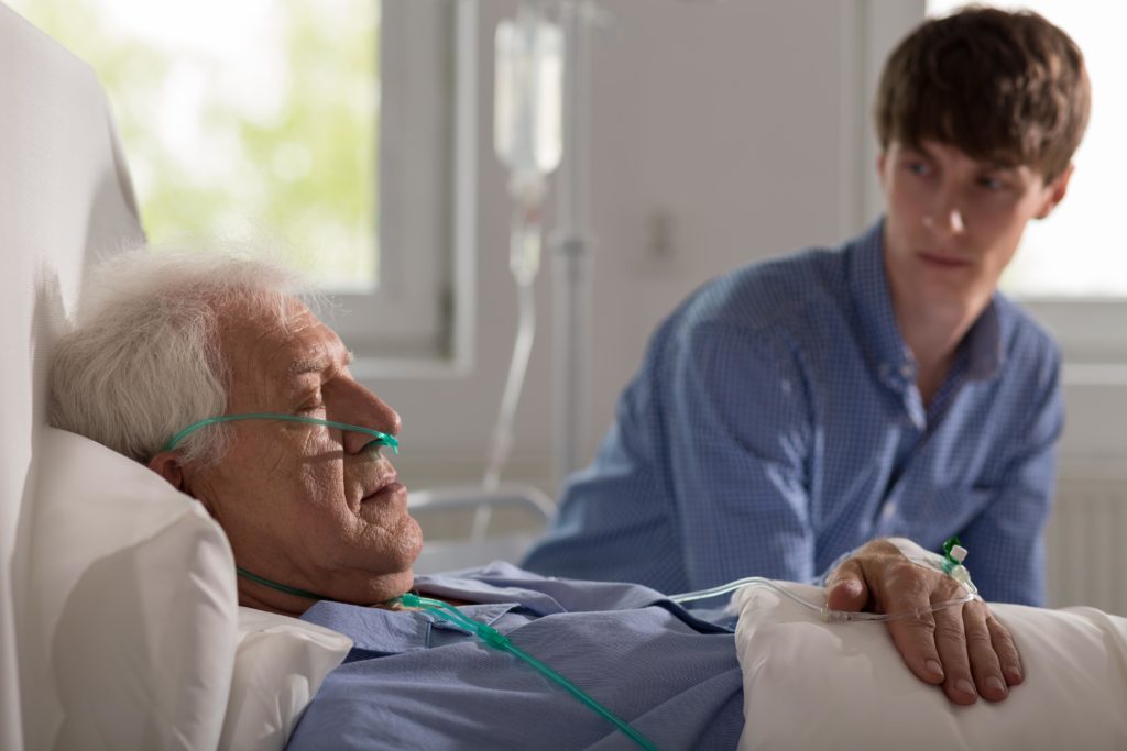 Die meisten Menschen wünschen sich ein Ableben zuhause im Kreis ihrer Liebsten. Doch drei Viertel der Deutschen sterben in Kliniken oder Pflegeheimen, viele von ihnen alleine. (Bild: Photographee.eu/fotolia.com)