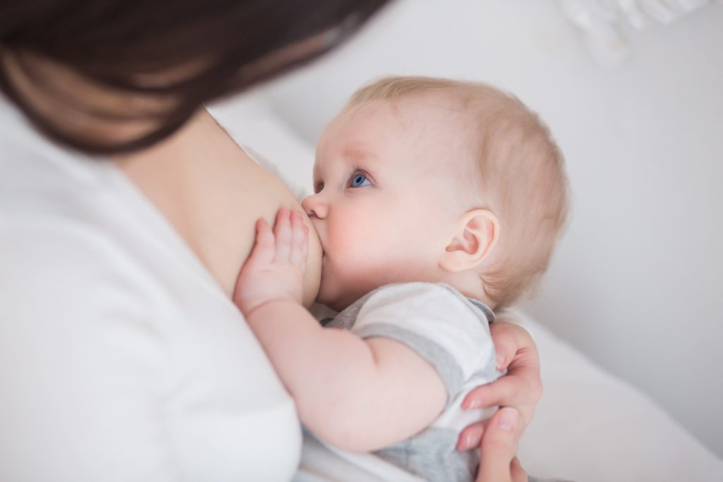 Die meisten Frauen stillen ihr Kind nicht lange genug. Dadurch entgehen Kind und Mutter einige wichtige gesundheitliche Vorteile. (Bild: stanislav_uvarov/fotolia.com)