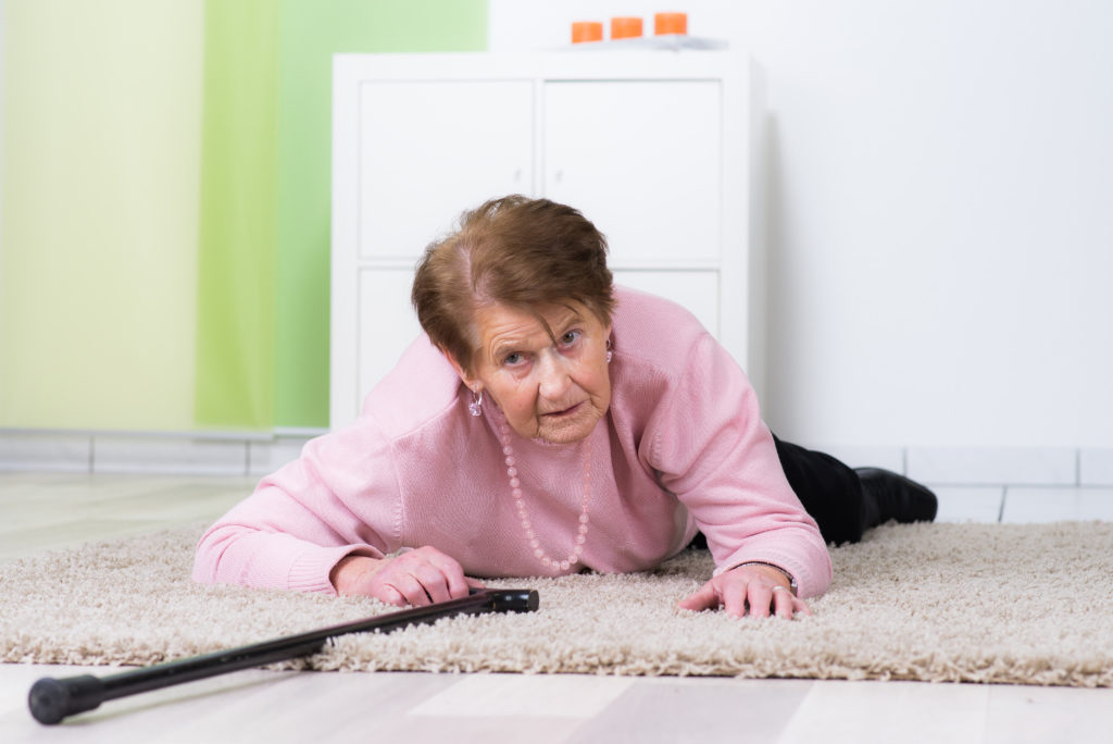 Stolperfallen im Haushalt, wie beispielsweise Türschwellen und Teppichkanten, können alten Menschen schnell zum Verhängnis werden. (Bild: Picture-Factory/fotolia.com)