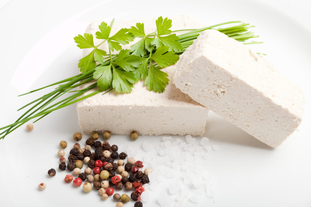 Tofu ist vor allem für viele Vegetarier und Veganer eine wichtige Eiweißquelle. Der relativ geschmacksneutrale Block wird aus gequetschten Sojabohnen gewonnen. (Bild: Manuel Adorf/fotolia.com)