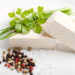 Tofu ist vor allem für viele Vegetarier und Veganer eine wichtige Eiweißquelle. Der relativ geschmacksneutrale Block wird aus gequetschten Sojabohnen gewonnen. (Bild: Manuel Adorf/fotolia.com)