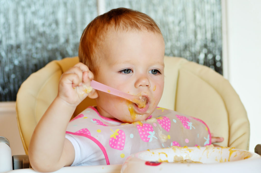 Viele Gesundheitsexperten raten davon ab, kleine Kinder rein pflanzlich zu ernähren. Dadurch drohten Entwicklungsverzögerungen. In den USA ist nun eine Mutter angezeigt worden, die ihr Baby vegan ernährt hatte. (Bild: Elena Stepanova/fotolia.com)