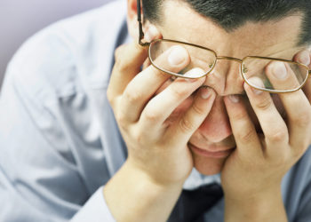 Immer mehr Menschen in der heutigen Zeit leiden an Stimmungsschwankungen und Depressionen. Forscher stellten jetzt fest, dass die Zeitumstellung im Herbst mit einem massiven Anstieg der Raten an Depressionen verbunden ist. (Bild: Korta/fotolia.com)