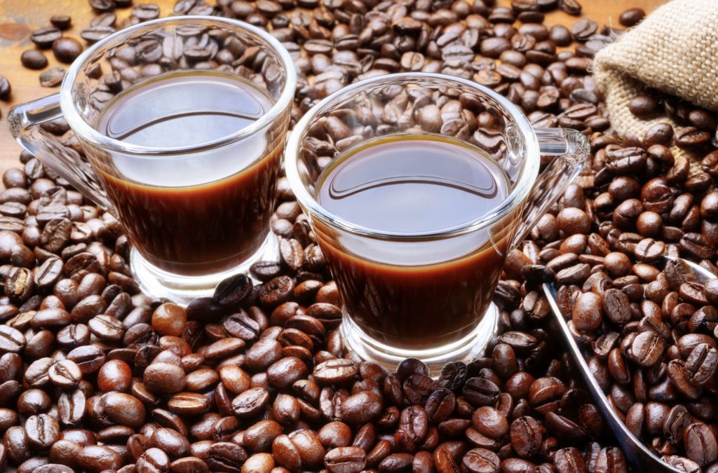 In einer Umfrage der Kaufmännischen Krankenkasse gab jeder Vierte, der Probleme mit der Zeitumstellung hat, an, mehr koffeinhaltige Getränke zu konsumieren. (Bild: fabiomax/fotolia.com)