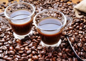 In einer Umfrage der Kaufmännischen Krankenkasse gab jeder Vierte, der Probleme mit der Zeitumstellung hat, an, mehr koffeinhaltige Getränke zu konsumieren. (Bild: fabiomax/fotolia.com)