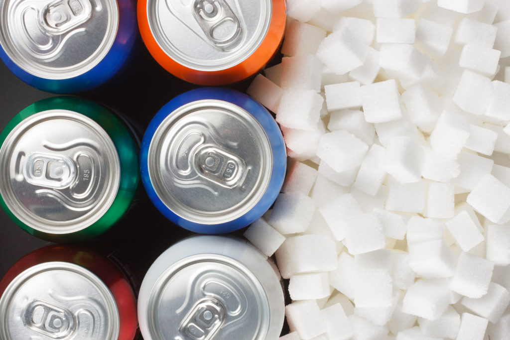 Süße Softdrinks sind eine häufige Ursache für Übergewicht. Die Weltgesundheitsorganisation fordert nun eine Sondersteuer auf zuckrige Getränke. (Bild: airborne77/fotolia.com)